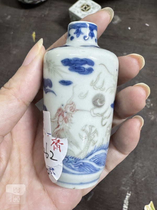 清 青花釉里红双龙戏珠纹烟壶 - 图3